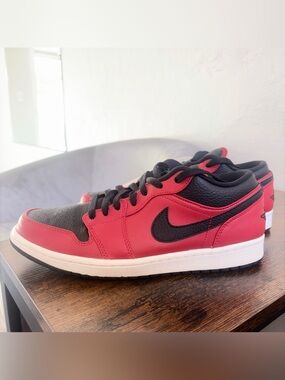 JORDAN 1 LOW 'REVERSE BRED' in Red/Black Sz. 10M Like New.